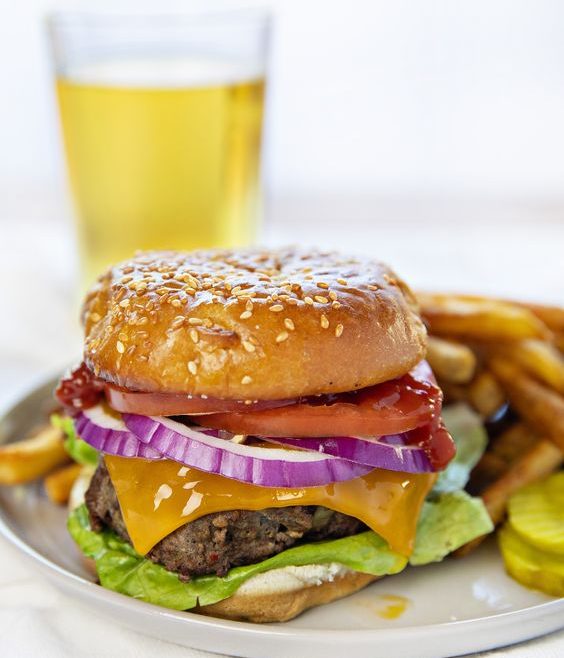 Ποιος θα πει όχι σε ένα λαχταριστό cheeseburger;